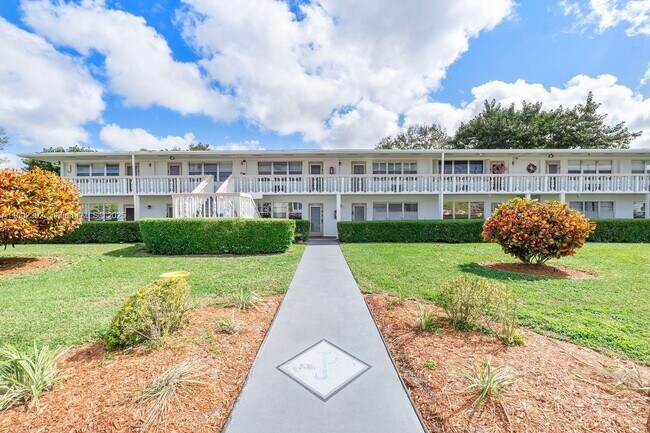 143 Oakridge J in Deerfield Beach, FL - Building Photo - Building Photo