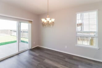 124 Carrington St in Hutto, TX - Foto de edificio - Building Photo