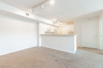 1810 Florida Club Cir, Unit 1204 in Naples, FL - Building Photo - Building Photo