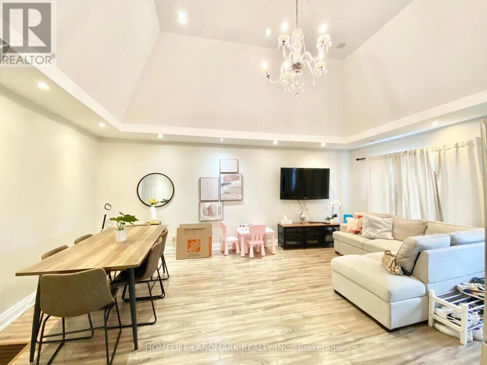 689 Jane St in Toronto, ON - Building Photo