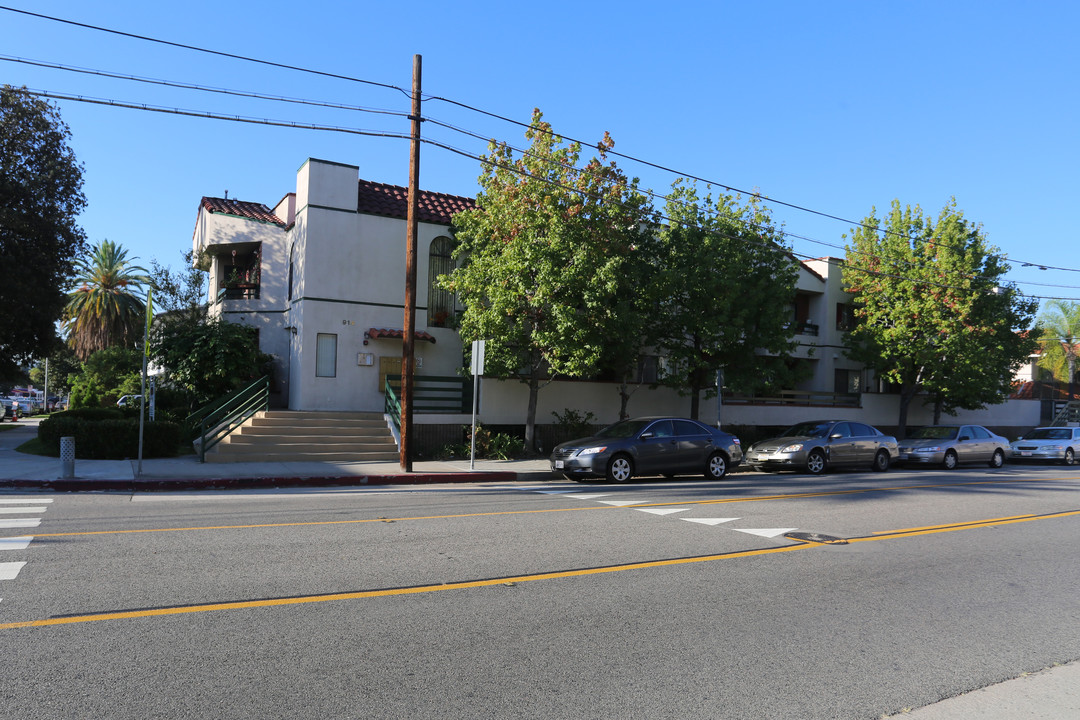 914 E Wilson Ave in Glendale, CA - Building Photo