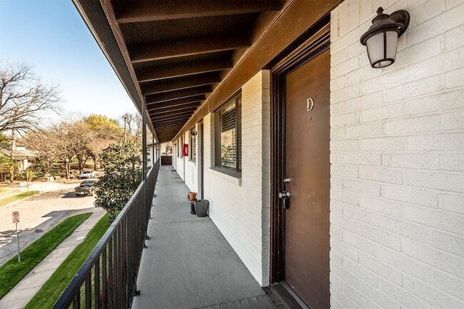 5722 Gaston Ave, Unit D in Dallas, TX - Foto de edificio - Building Photo