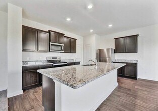521 Riverdale Dr in Jarrell, TX - Building Photo - Building Photo
