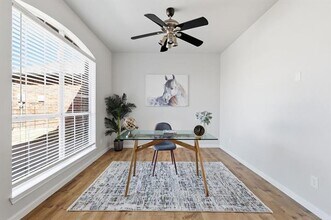 4704 Ericksen Dr in Carrollton, TX - Foto de edificio - Building Photo