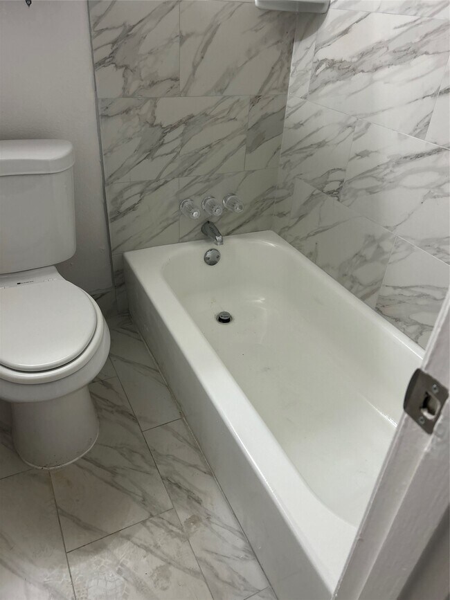 3400 Timmons Ln in Houston, TX - Building Photo - Building Photo