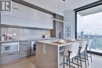 215 Lonsdale Rd in Toronto, ON - Building Photo - Building Photo