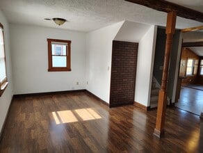 337 1/2 W South St, Unit Upstairs in Wooster, OH - Foto de edificio - Building Photo