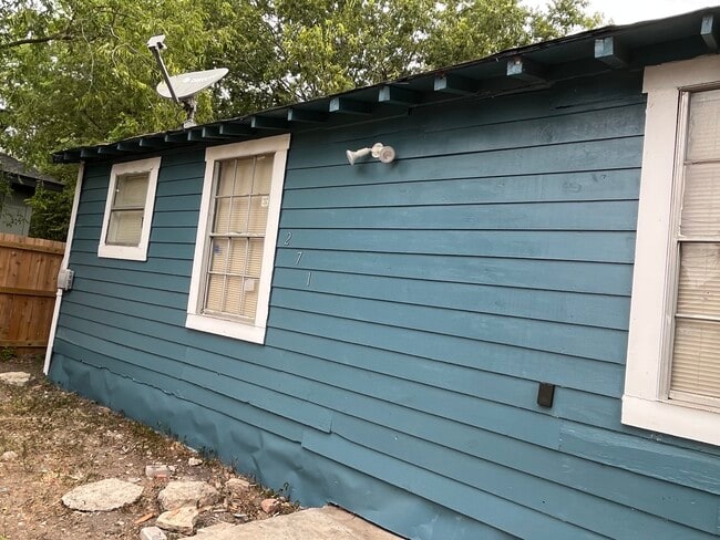 271 E Lambert St in San Antonio, TX - Foto de edificio - Building Photo