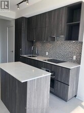 1 Yorkville Ave in Toronto, ON - Building Photo - Building Photo