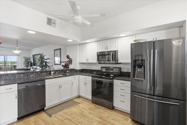 6425 Shoreline Dr in St. Petersburg, FL - Building Photo - Building Photo