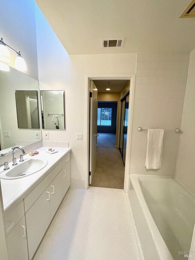 26 Marsh Rd in Tiburon, CA - Building Photo - Building Photo