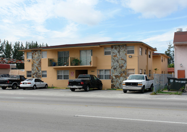 3260 E 4th Ave in Hialeah, FL - Foto de edificio - Building Photo