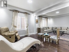 2340 Thruxton Dr in Oakville, ON - Building Photo - Building Photo