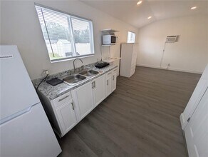 1002 Kirkland Dr in Tampa, FL - Building Photo - Building Photo
