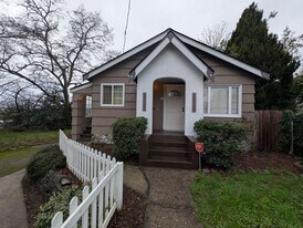 653 Pleasant Ave in Bremerton, WA - Building Photo