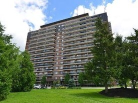 940 Commissioners Road in London, ON - Building Photo