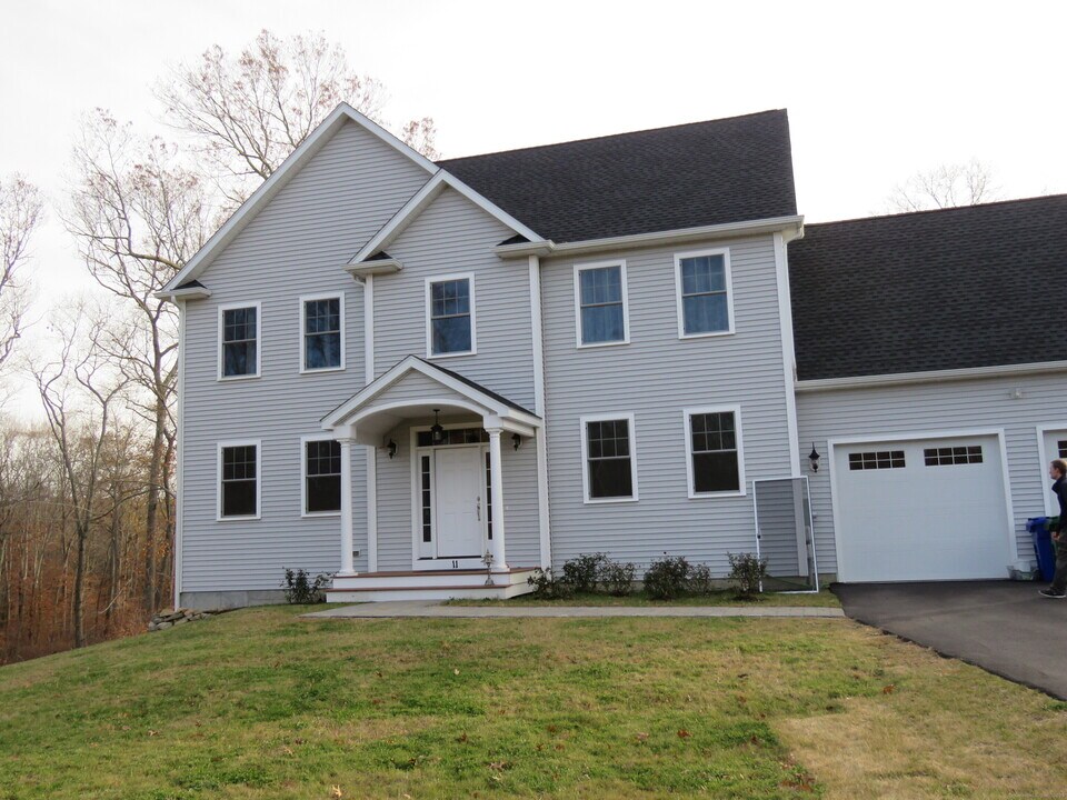 11 Kathryn Ct in Waterford, CT - Building Photo