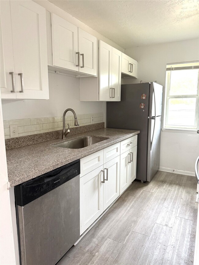 200 Hill St in Sealy, TX - Foto de edificio - Building Photo