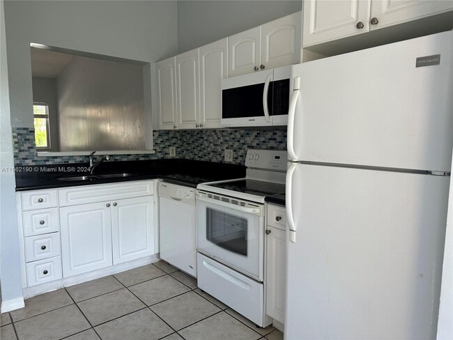 7850 NW 6th St in Pembroke Pines, FL - Foto de edificio - Building Photo