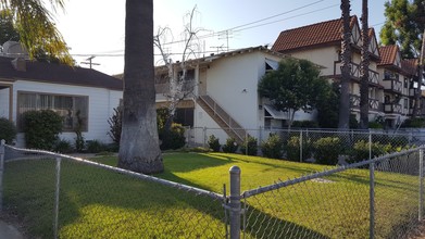 7105-7117 1/2 Hazeltine Ave in Van Nuys, CA - Building Photo - Building Photo