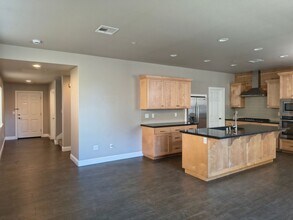 1365 Browning St-Unit -Unit B in Redding, CA - Building Photo - Building Photo