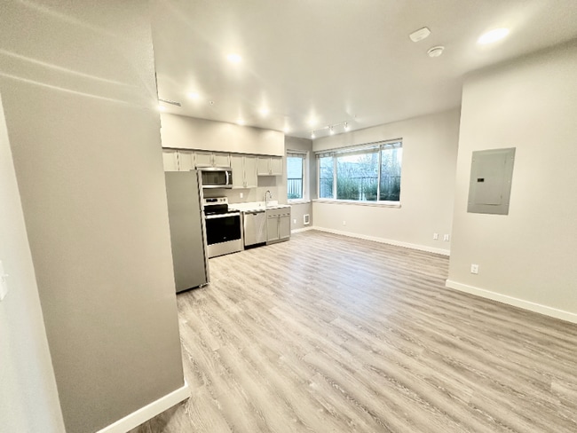 2330 Yakima Ct, Unit C104 in Tacoma, WA - Foto de edificio - Building Photo