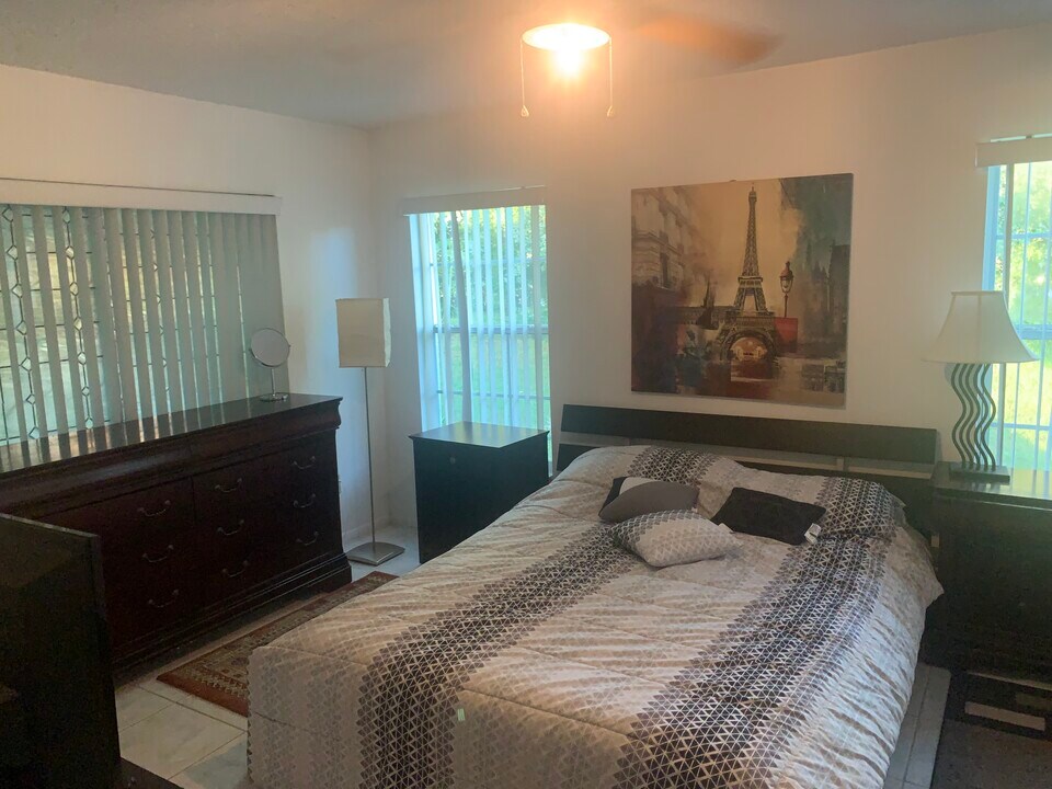 10773 Lazy Lake Dr in Orlando, FL - Building Photo