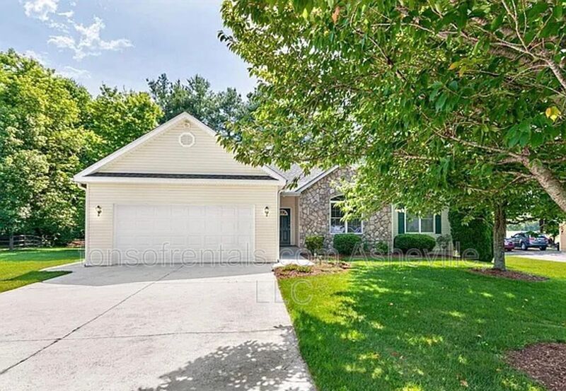 180 Kingfisher Ln in Mills River, NC - Building Photo