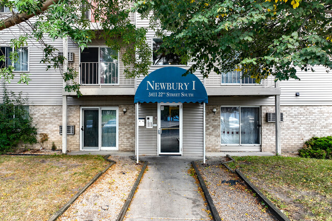 Newbury Apartments in St. Cloud, MN - Foto de edificio - Building Photo