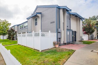 Trinity Townhomes in Fremont, CA - Foto de edificio - Building Photo