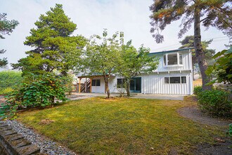 3627 80th Ave SE in Mercer Island, WA - Building Photo - Building Photo