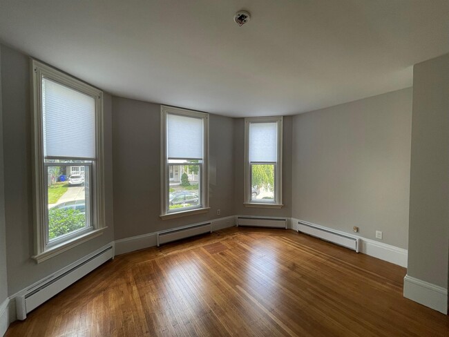 14 Chestnut St, Unit 1 in Malden, MA - Foto de edificio - Building Photo
