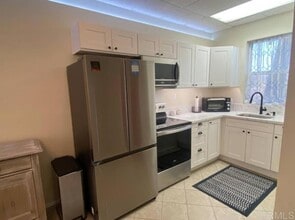 2426 Suncrest Blvd, Unit B in El Cajon, CA - Foto de edificio - Building Photo