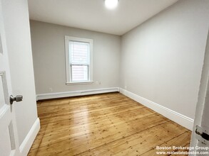 8 Buttonwood St, Unit 2 in Boston, MA - Building Photo - Building Photo