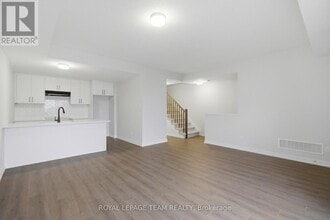 547 Celestine Private in Ottawa, ON - Building Photo - Building Photo