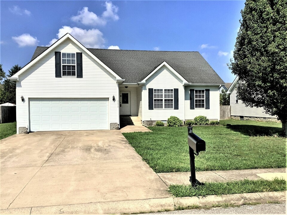 3676 S Naples Ct in Clarksville, TN - Building Photo