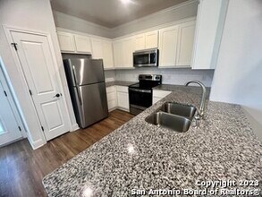 10335 Lynwood Crk in San Antonio, TX - Building Photo - Building Photo