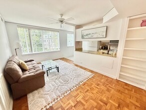 1700 N Elm St in Greensboro, NC - Building Photo - Building Photo