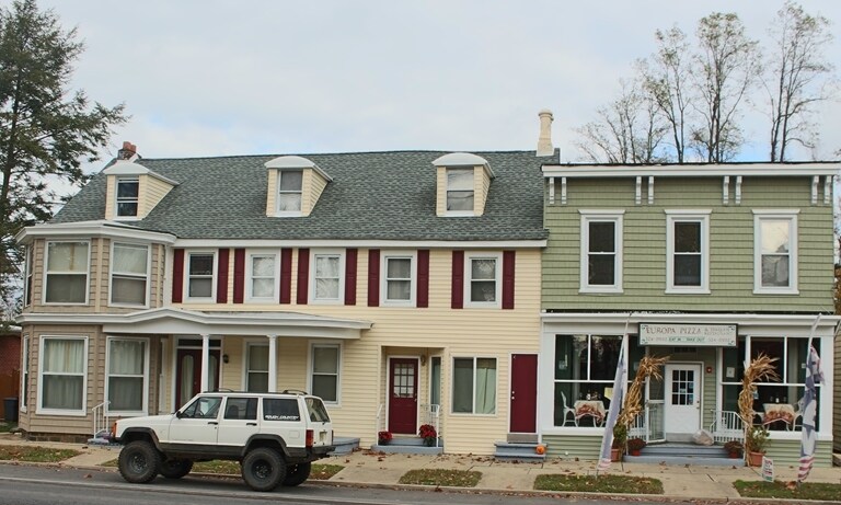 24369 W Main St in Columbus, NJ - Foto de edificio