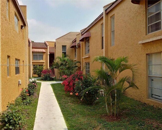 4467 Treehouse Ln in Tamarac, FL - Building Photo - Building Photo