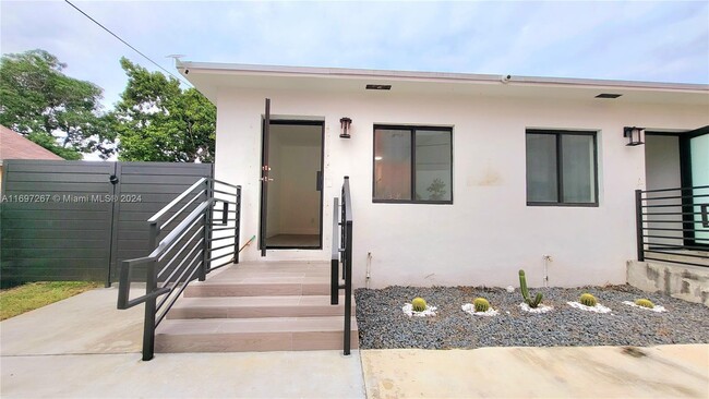 681 NW 30th St in Miami, FL - Building Photo - Building Photo