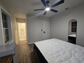 12107 El Sendero St in San Antonio, TX - Foto de edificio - Building Photo