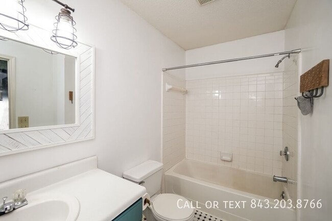 2011 N Hwy 17 in Mount Pleasant, SC - Building Photo - Building Photo