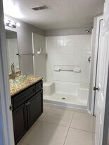 5124 Park Central Dr, Unit 517 in Orlando, FL - Building Photo