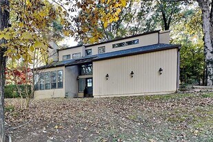 355 Elbe Dr in Alpharetta, GA - Building Photo