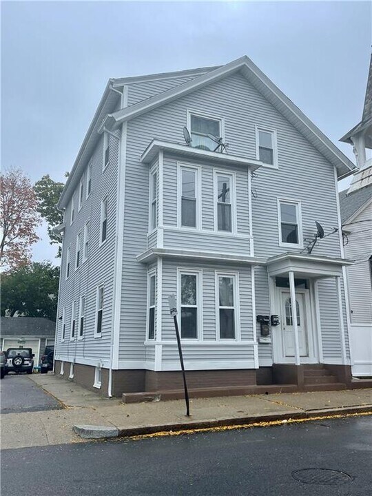 200 Garden St in Pawtucket, RI - Foto de edificio