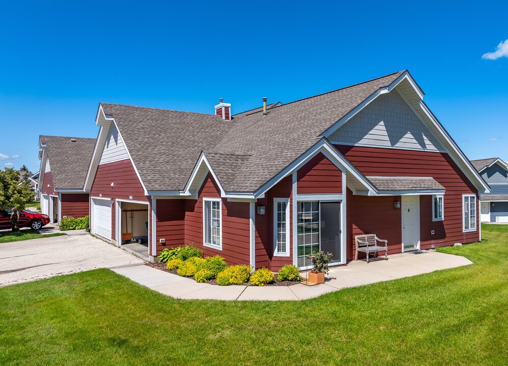 Mequon Trail Townhomes in Mequon, WI - Building Photo