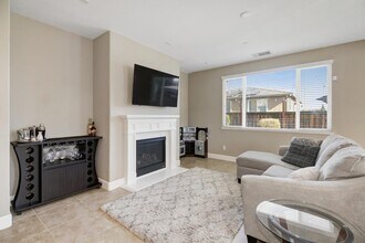 6200 Crosshaven Ct in Rocklin, CA - Foto de edificio - Building Photo