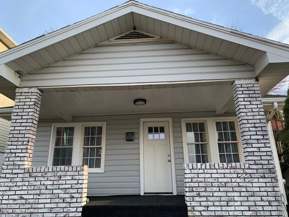 526 Holmes Ave in Baden, PA - Building Photo