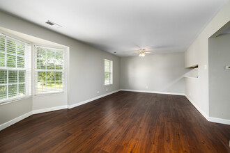 Caroline Place Apartments in St. Louis, MO - Building Photo - Interior Photo